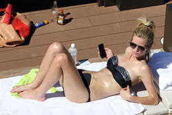 http://img146.imagevenue.com/loc126/th_106324529_BrooklynDecker_BikiniSydney_April8_2012_25_122_126lo.jpg